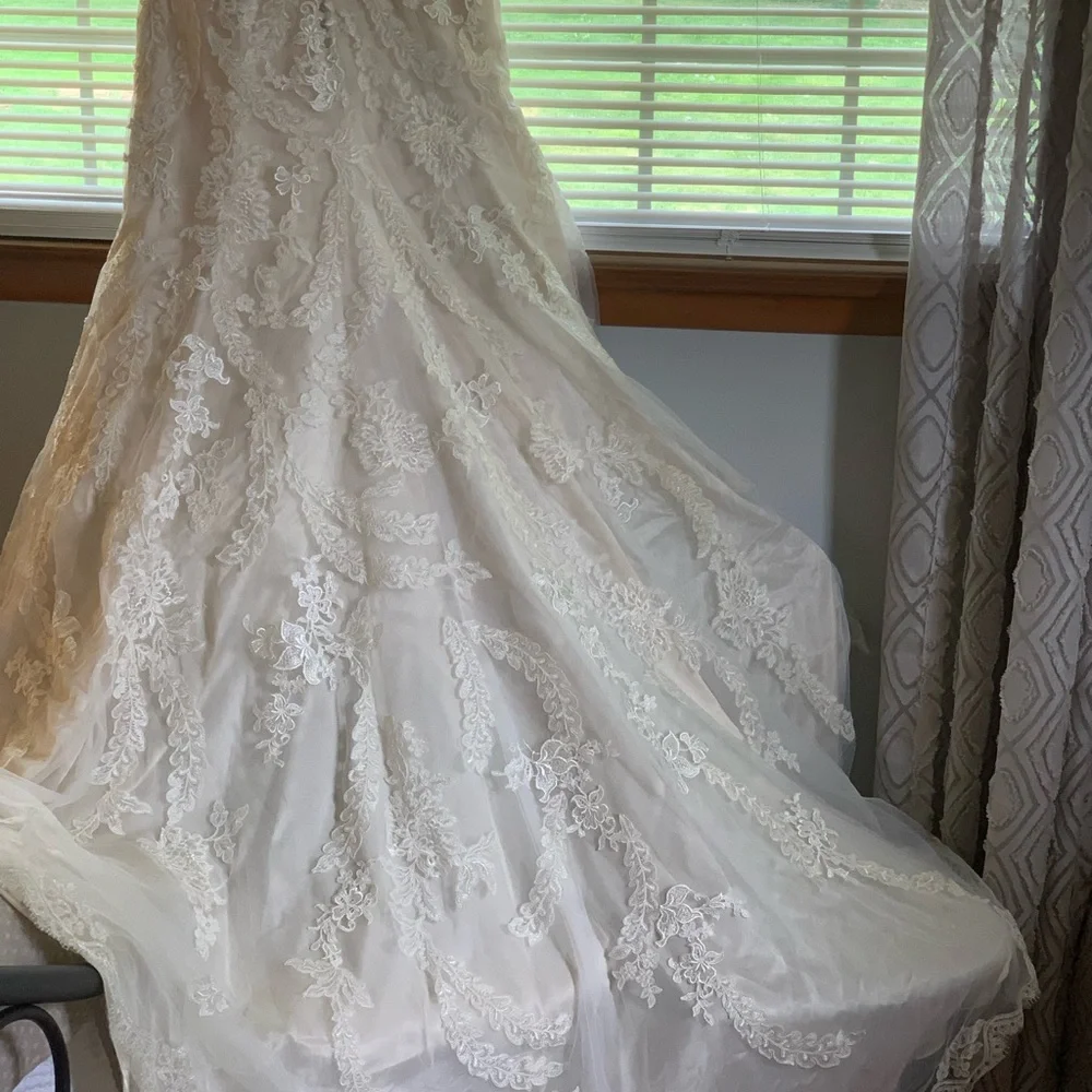 Wedding dress. Size US 10. - Picture 10 of 14